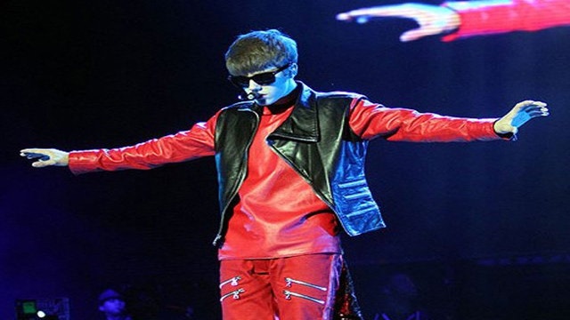 Justin Bieber causa polémica al patear bandera
