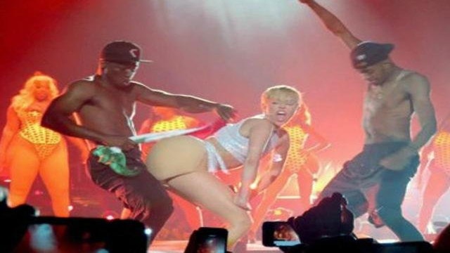 Miley Cyrus desata polémica por usar bandera VIDEO