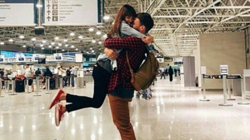 Parejas reencontrándose en el aeropuerto