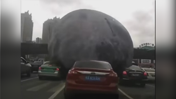 Una enorme luna inflable generó caos y el video se está viralizando en las redes sociales