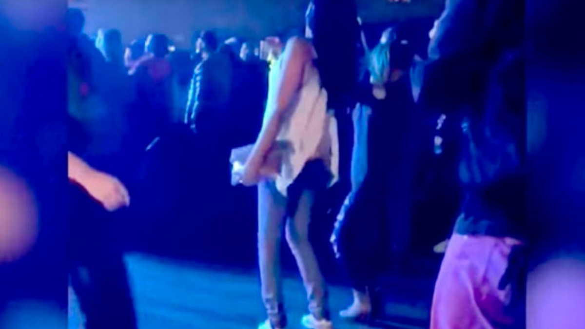 Youtube: Video de joven bailando en discoteca se vuelve viral por insólito detalle