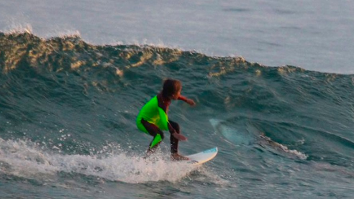 Youtube: Video de niño surfeando junto a un tiburón se vuelve viral