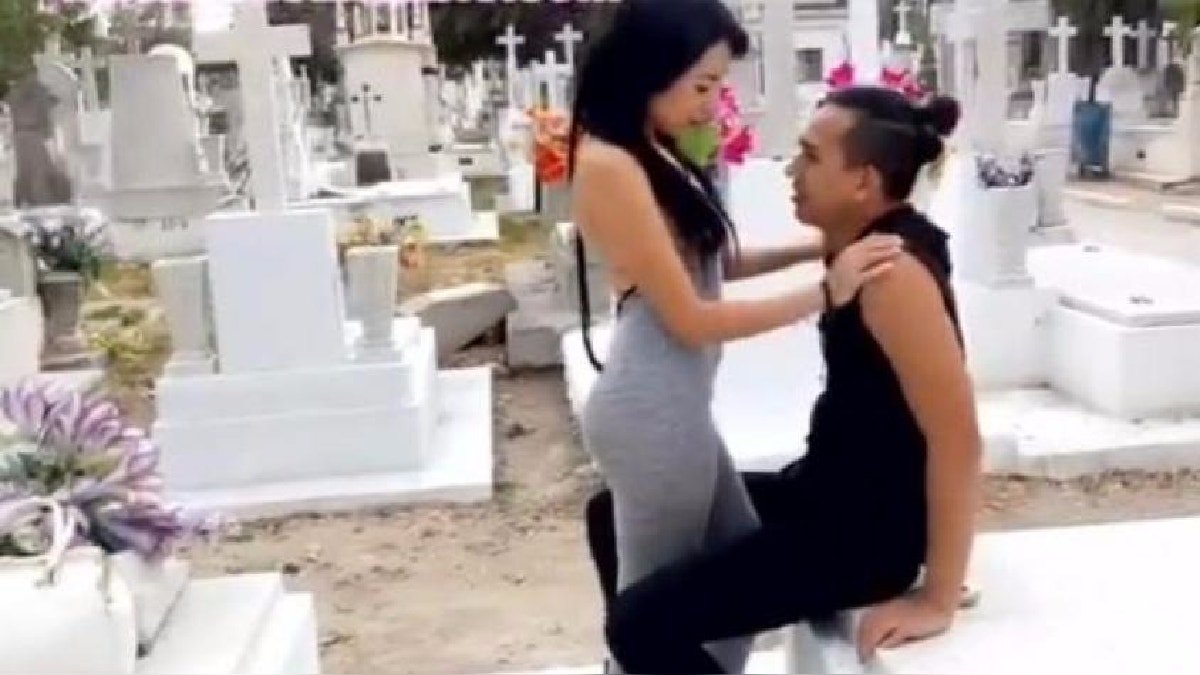 Grabaron video para adultos en cementerio y ahora son buscados por las autoridades