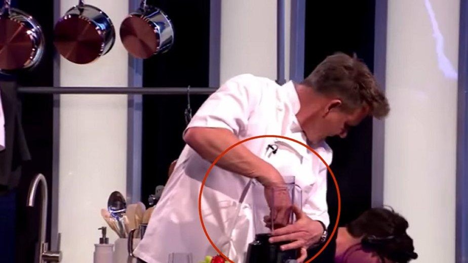 YouTube: Estaba cocinando en un programa en  vivo y ocurrió un terrible accidente