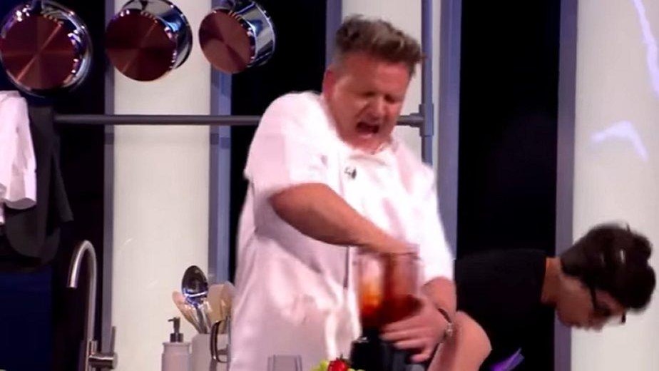 YouTube: Estaba cocinando en un programa en  vivo y ocurrió un terrible accidente