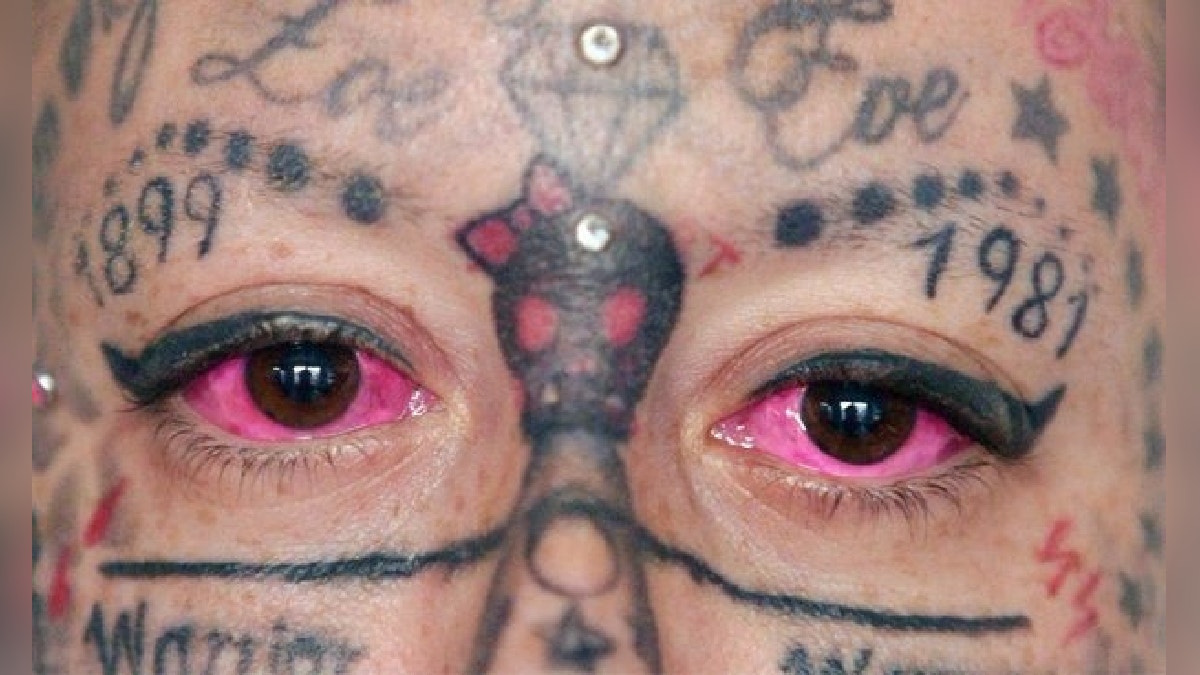 mujer tatuaje
