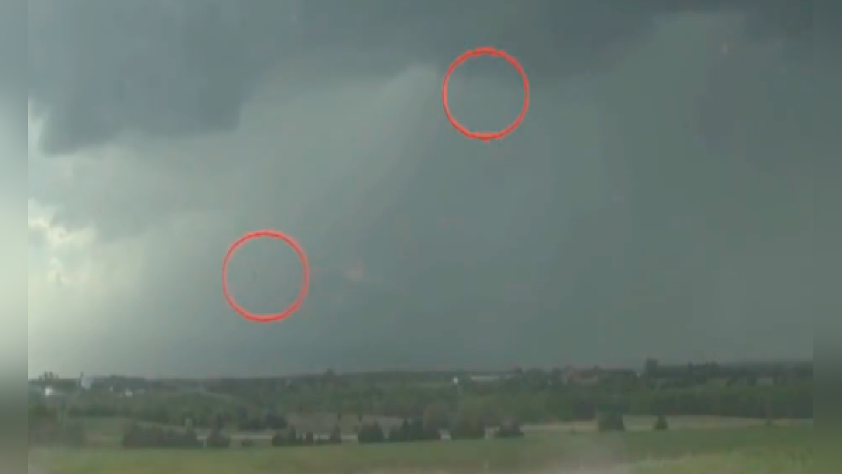 Dos ovnis aparecen volando en una transmisión en vivo en EEUU