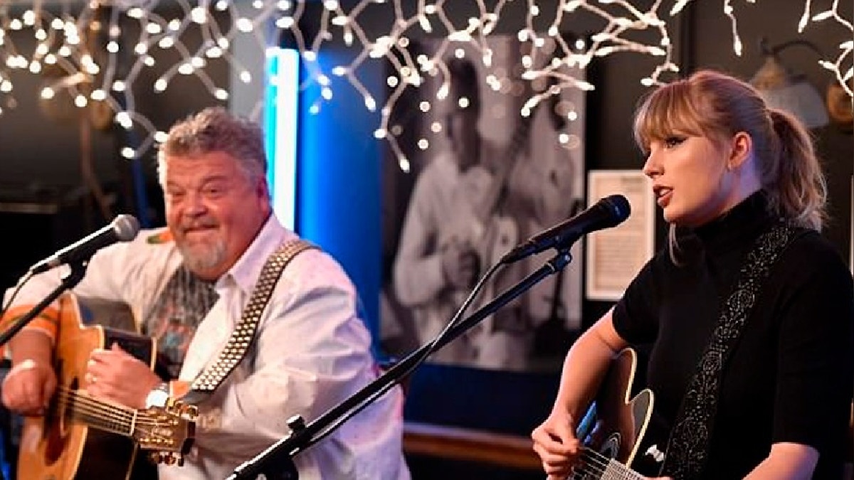 Taylor Swift regresa al bar donde fue descubierta