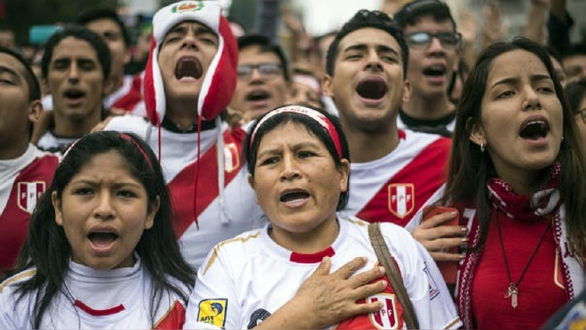 El himno nacional se canto a toda voz en cada estadio ruso. Los nuevos peruanos lucen con orgullo los colores del país.