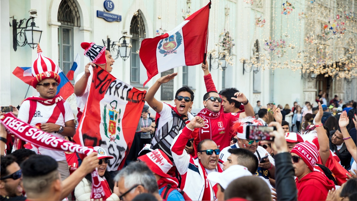 En Rusia la hinchada peruana nunca dejó de alentar. os nuevos peruanos creen en sí mismos y en los demás.