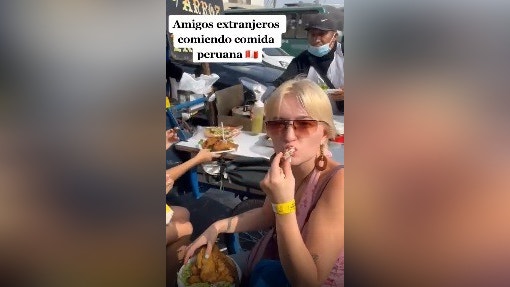 Turistas llegan al Centro de Lima y comen en carretilla por primera vez [VIDEO]