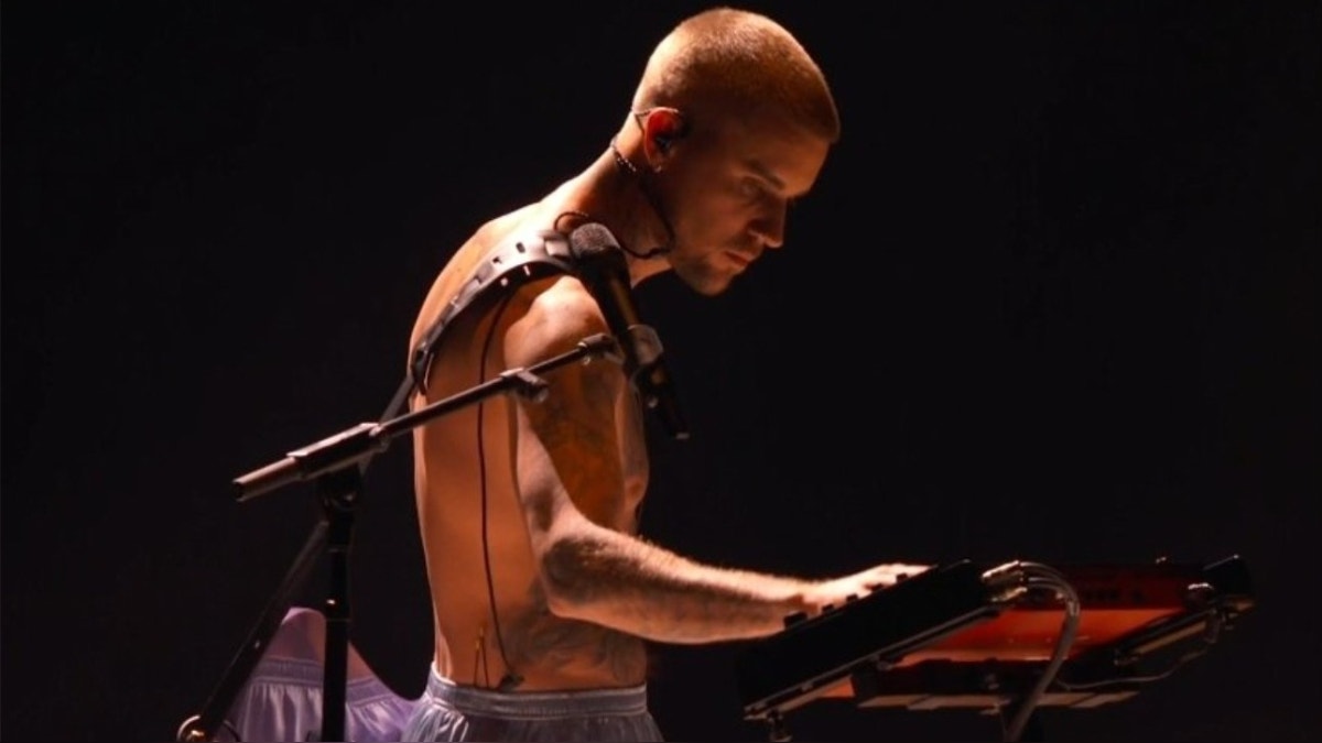 Premios Grammy 2026: Justin Bieber hizo un show en calzoncillos y mostrando sus tatuajes