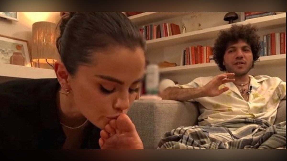 Selena Gomez genera críticas por besarle los pies a su esposo: “Qué clase de brujería le han hecho”