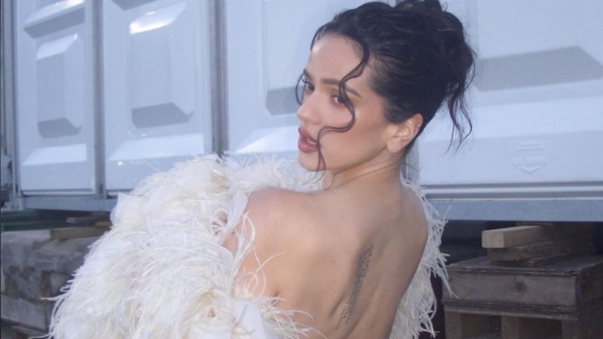 ¿Rosalía se borró el tatuaje de Rauw Alejandro?