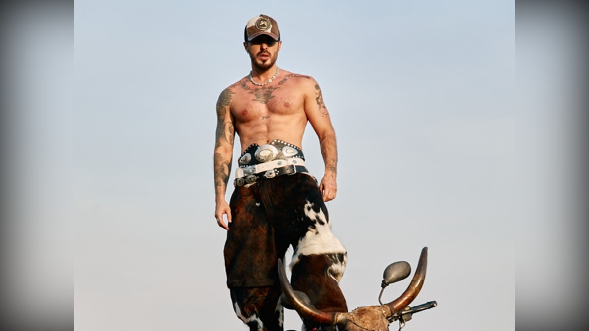 LLANE regresa a sus raíces con “Arepa con Queso,” su primer lanzamiento con universal music latino