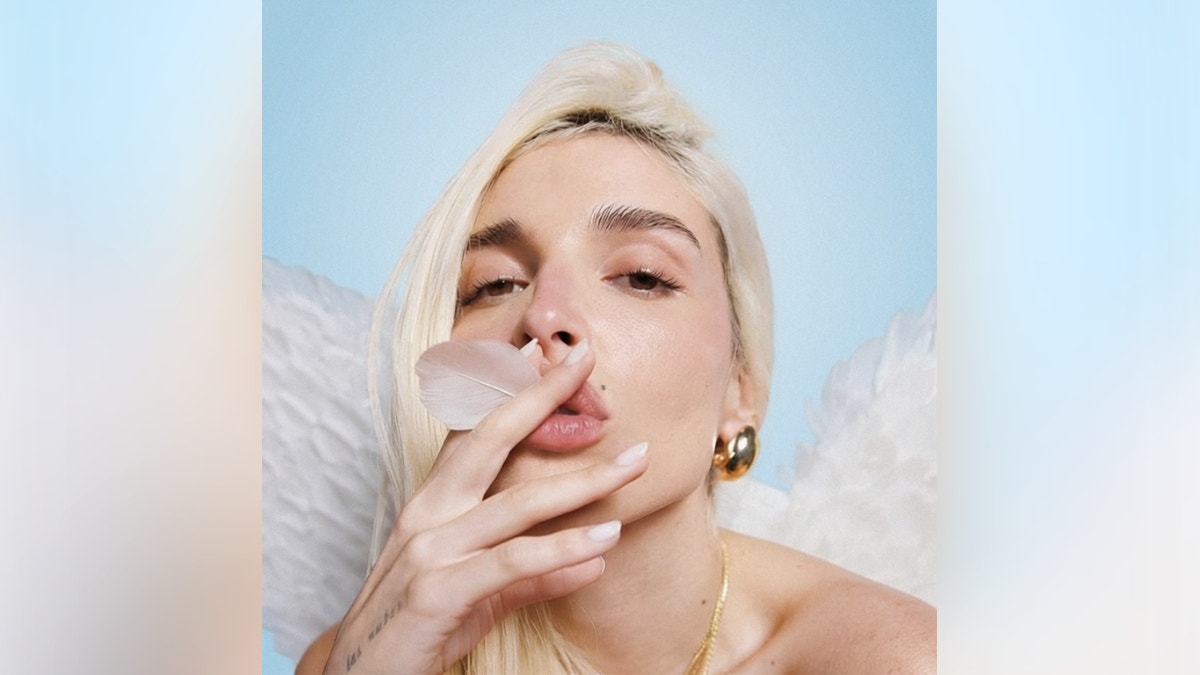 ELENA ROSE lanza el EP “No quiero que se acabe este bendito verano”