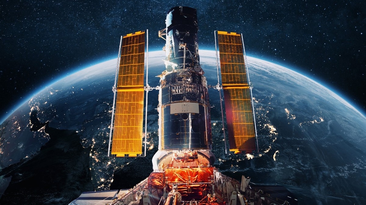 La estética espacial sigue conquistando la moda, la música, las redes sociales y el entretenimiento en todo el mundo.