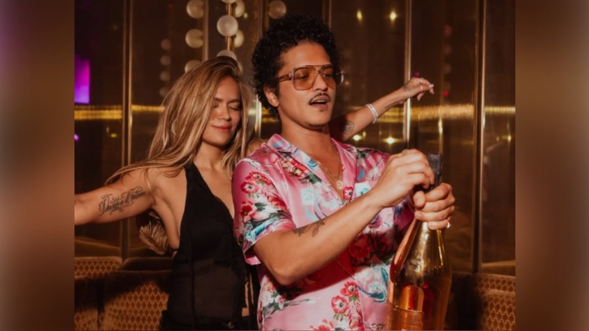 Karol G y Bruno Mars desatan rumores de romance ¿amor o estrategia?