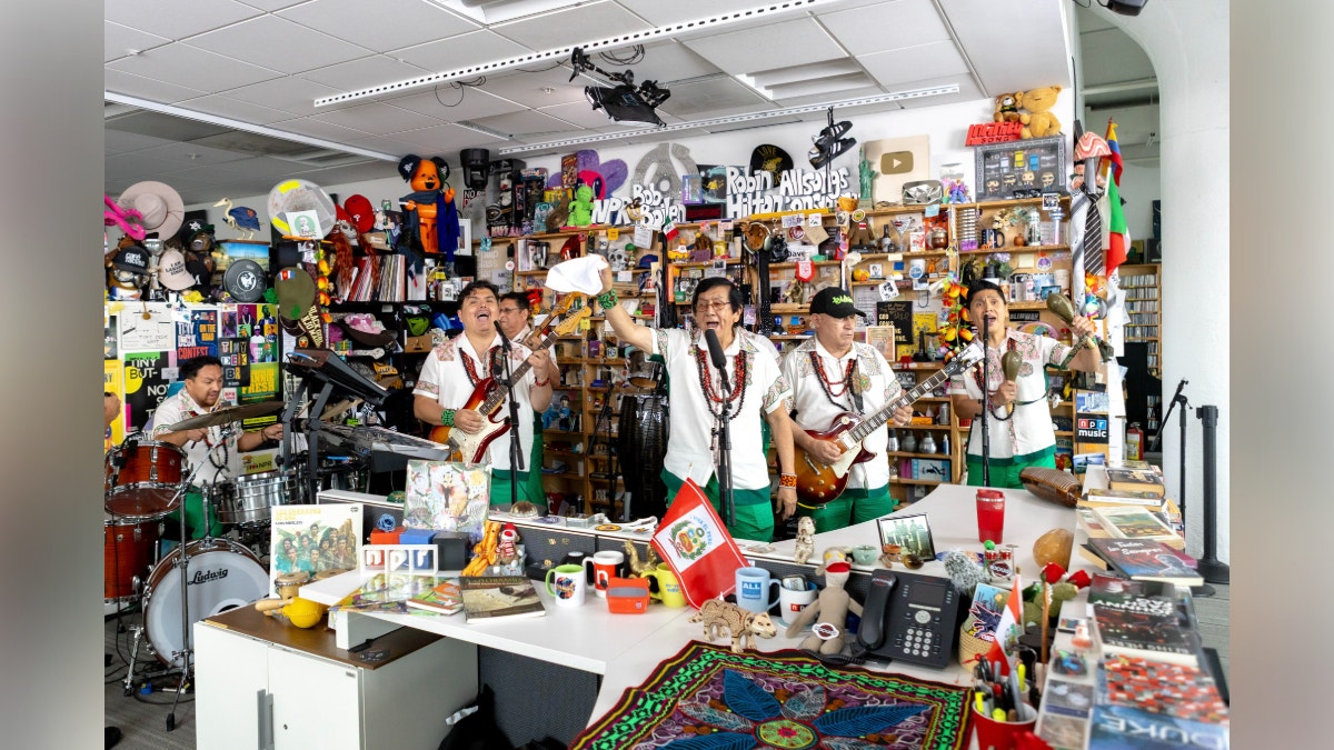 Los Mirlos llegan al Tiny Desk de NPR con su cumbia amazónica psicodélica