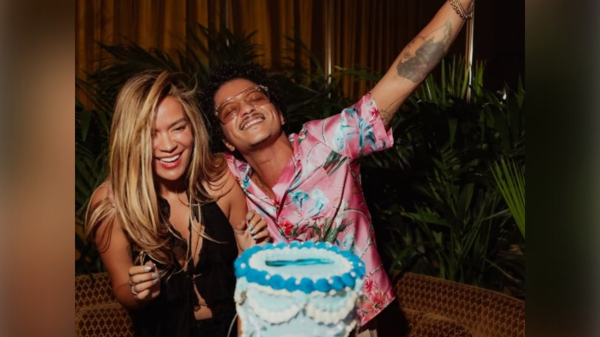 Karol G reveló que sintió cuando conoció a Bruno Mars: “Tuvimos química”